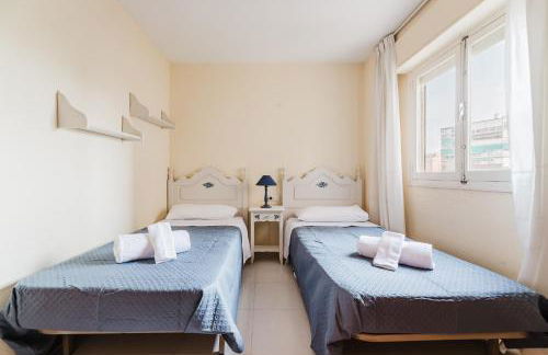 Piscina, terraza, espaciosa y buena energía - Photo 11