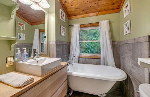 1 bedroom with a loft and hot tub cabin 45 minutes to Asheville - Foto 6