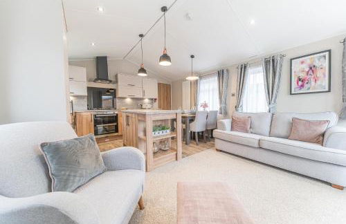 Tastefully decorated lodge on popular holiday park, easy access to Lakes and Dales and free parking - Foto 2