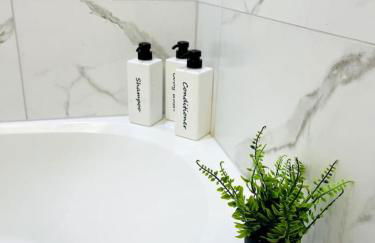 Luxurious Hidden Gem - Downtown Access - Balcony - Foto 35