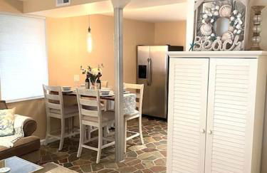 Beach gem! Hot Tub/EV/2bd/3.7mi beach/.5mi outlets - Foto 26