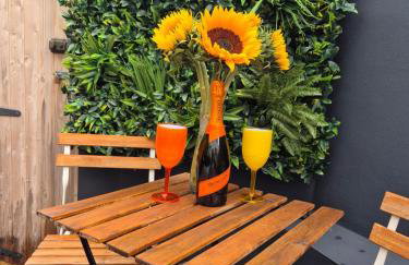 JUNGLE HOT TUB, games room, near eateries, micro brewery, pubs, beauty salons and boutique shops, Argyle, free Netflix, in the heart of Plymouth - Dogs welcome - Hosted by Absolute Accommodation Plymouth - Foto 59