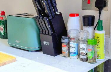 Long Stay Offers, Modern Amenities, Fully Equipped, All Bills Included, Perfect Location, King Size Bed, Fast Wifi - Foto 19