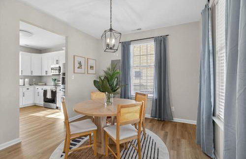 3BR 2'5 BA King Suite Fenced Yard Parking - Foto 23