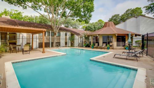 Chic Montgomery Condo with Balcony and Pool Access! - Foto 2