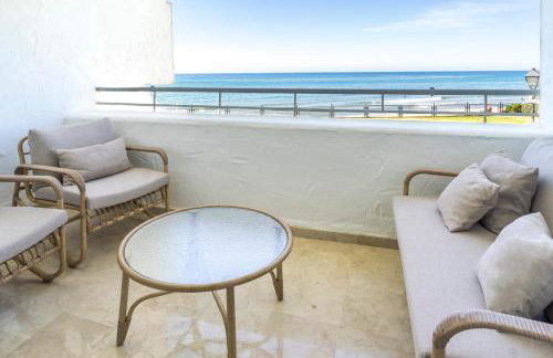 Modern apartment with pool on the beachfront in Marbella by SharingCo - Photo 47