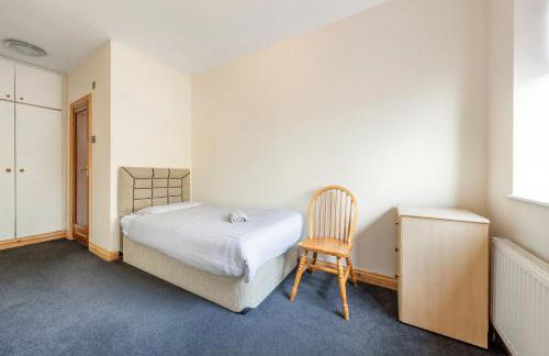Barnet Serviced Accommodation - Elegant 5-Bedroom Home, Just a 7-Minute Stroll from High Barnet Station - Book Your Stay Today!" - Foto 21