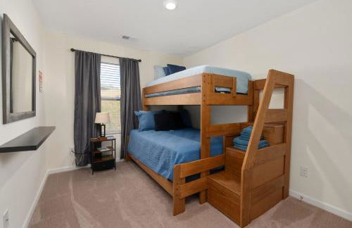 New 3BR Raceday Retreat - Steps from Speedway - Foto 27