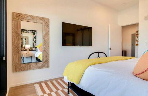 Stylish downtown condo w/ pool & parking - Foto 6