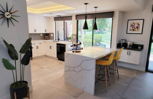 Upscale mid century on the green w Private Hot Tub - Foto 39