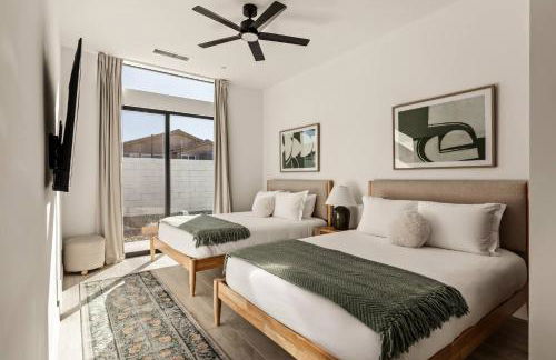 Desert Oasis: Pool, Spa, Golf Sim + EV Charger - Foto 8