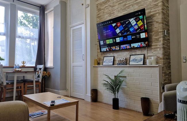 Spacious 1 Br Lincoln City Centre & Amenities, Free Parking - Photo 1