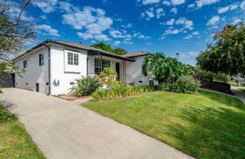 Updated 3-Bedroom LA Home with Backyard, BBQ & Family-Friendly Amenities - Photo 19