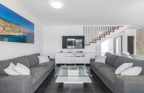 BEAUTIFUL VILLA - 4 bedrooms, heated pool, 2 priv car park places, fibre net, PS5, tv channels - Foto 6