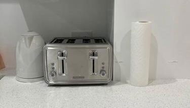 Adorable 2 bedroom with free street parking - Photo 4