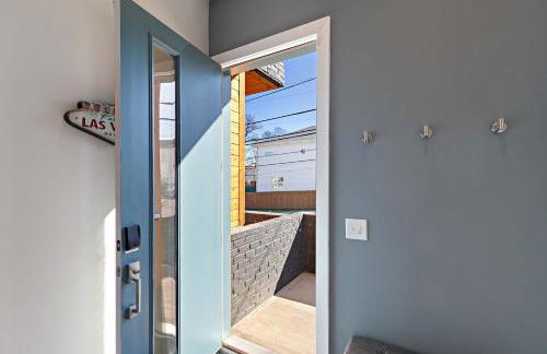 Private Home with Rooftop Game Room near Downtown - Foto 48