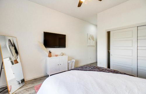 Poolside and Hot Tub Lounging Luxe Rio Rancho Home - Foto 25