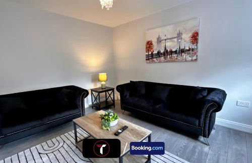 Spacious 4 Bedroom By Tara Stays Short Lets & Serviced Accommodation Aldershot With Free WiFi & Garden - Foto 5