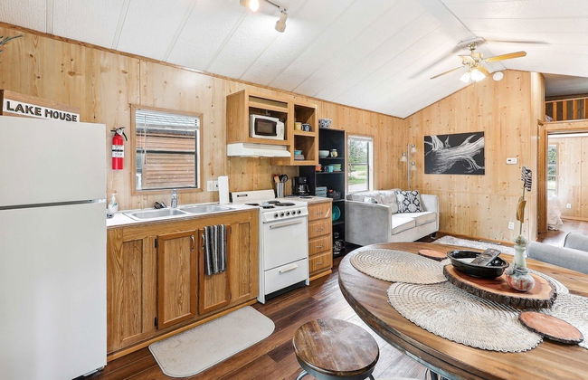 Cabin 10~ Cozy Toronto Lake Cabin ~ Walk To The Water 1 Bedroom Cabin by RedAwning - Photo 7