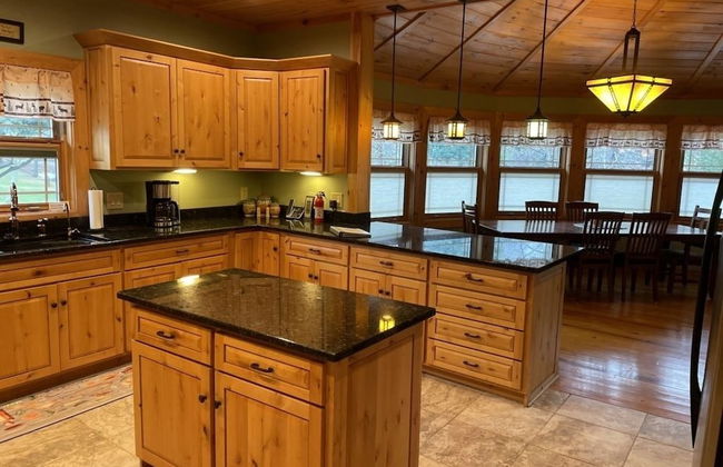 Deluxe log cabin! Pet and motorcycle friendly - enjoy nature with family and friends! 3 Bedroom Cabin by RedAwning - Foto 9