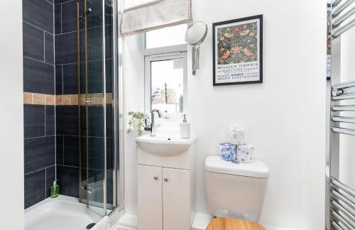 Large 5Bed Town House-Sleeps 9-By FabAccommodation - Foto 8