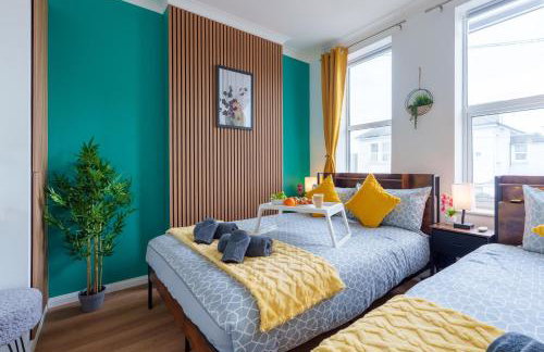 Stylish 3 Bedroom Sea View Apartment -Free Parking- Sleeps 9 - Photo 35