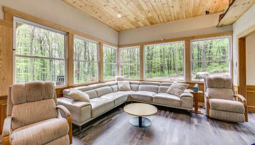 10 Mi to Mtn Resort Normalville Cabin with Balcony! - Foto 4