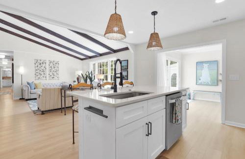 NEW! The White House, with 2 King Ensuites close to Parris Island and Downtown - Foto 18