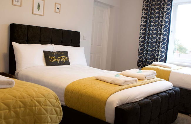 The Sailing Club - 6 Bedroom Hot Tub Town Centre - Photo 2