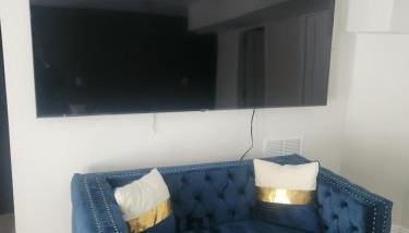 Shrewsbury King Suite | 100in TV + Shower - Foto 3
