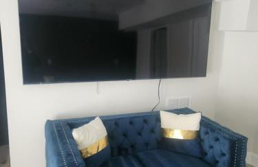 Shrewsbury King Suite | 100in TV + Shower - Foto 3