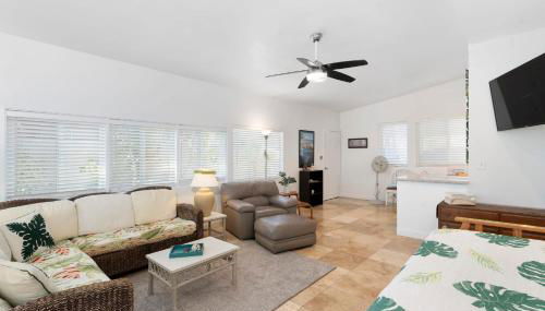 Stylish 1BR Apartment with AC Full Kitchen & WD - Just Steps to the Beach - Foto 4