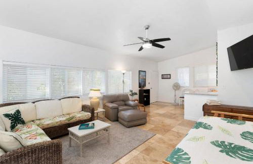 Stylish 1BR Apartment with AC Full Kitchen & WD - Just Steps to the Beach - Photo 4
