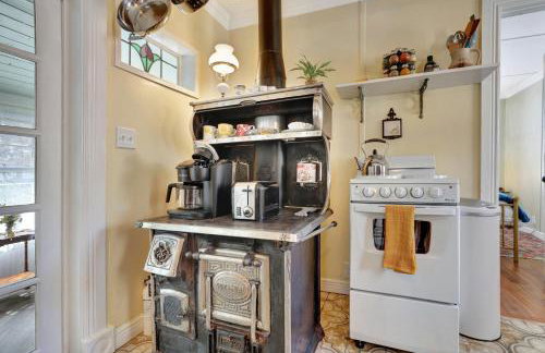 Timeless Pineview Cottage Hot Tub & Pet Friendly - Photo 20