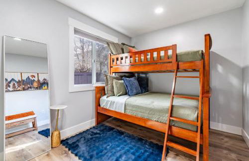 Spacious 3BR Home Sleeps 8 Private Backyard - Foto 19