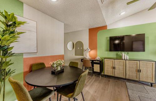 Stylish City Getaway 2B - Sleeps 6 - Pool, Prkg - Foto 25