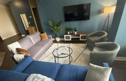 Upscale Charm PRIME LOCATION 7TH FLOOR SWEEPING CITY VIEWS FAST WIFI 24-7 Gym Lounge Roku - Foto 3