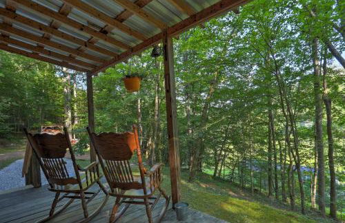 Rustic Briceville Cabin with Porch Tucked in Forest! - Foto 1