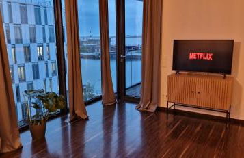 Homey Apartments Harbor Suite - Parking Two Bathrooms Netflix Sea view - Photo 6