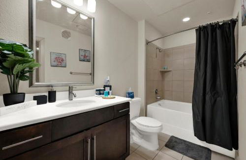 Central Houston Stay - Walk to NRG Stadium, Relax by the Pool, and More! - Foto 14