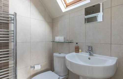 Idyllic Home in Picturesque Village of Wraysbury - Pass the Keys - Foto 27