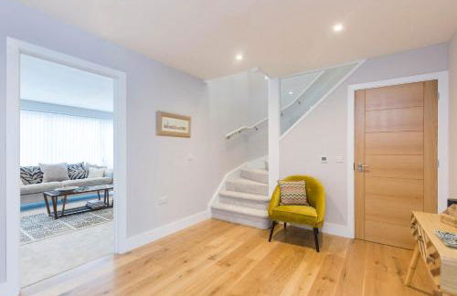 Stylish new Home With Parking - King Beds Garden - Foto 38