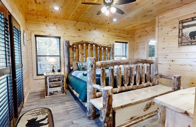 Lazy Bear Lodge 5 Bedroom Cabin by RedAwning - Photo 2