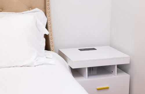 Luxe Retreat, Modern Gem with Private Backyard Oasis - Foto 27