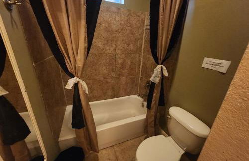 Private Pet-Friendly 2BR Suite with Movie Theater & Pond View and Access - Foto 15