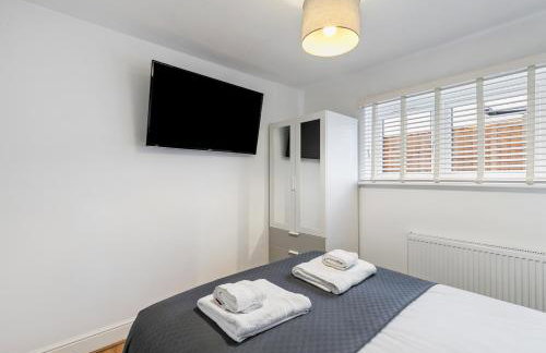 Two Bed Flat in Bush Hill Park - Photo 17