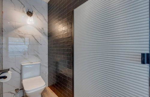 Extra Spacious 2BR Cabin w Office and Outdoor Deck - Foto 26