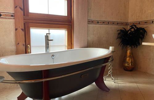 Strathisla - Luxury Two Bedroom Log Cabin with Private Hot Tub & Sauna - Foto 14