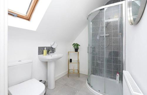 Spacious Home For Contractors,Families,Groups, Sleeps 10, Free Parking - Foto 18