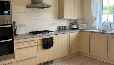 Beautiful 4-Bedroom Home for Groups & Families - Foto 5